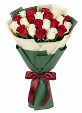 Букет Микс из красных и белых роз в Рылеево