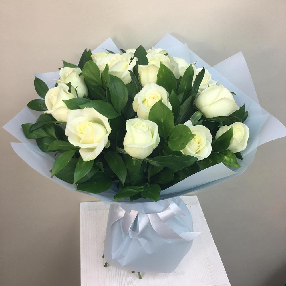 Букет 15 Белых роз Проуд в Рылеево