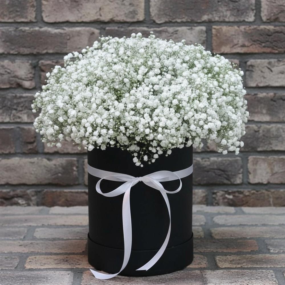 Цветочная композиция из Гипсофила в шляпной коробке в Рылеево