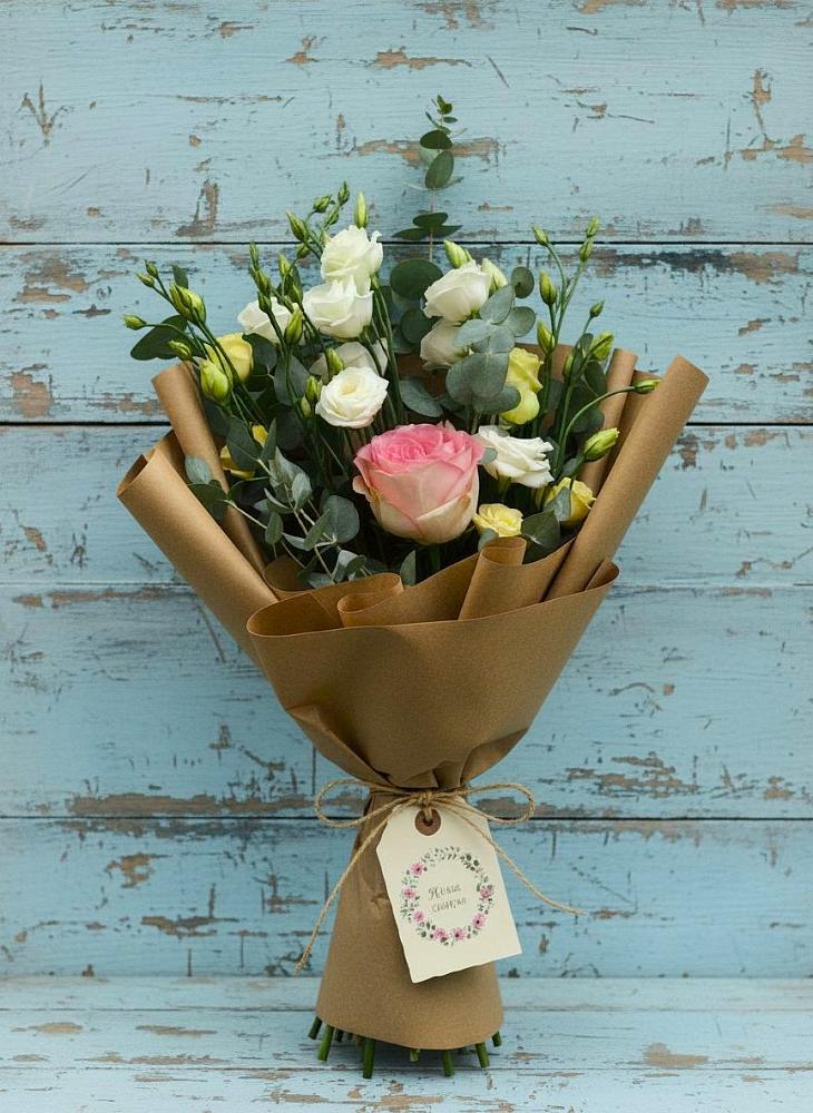 Букет цветов из: Розы и Лизиантусы в Рылеево