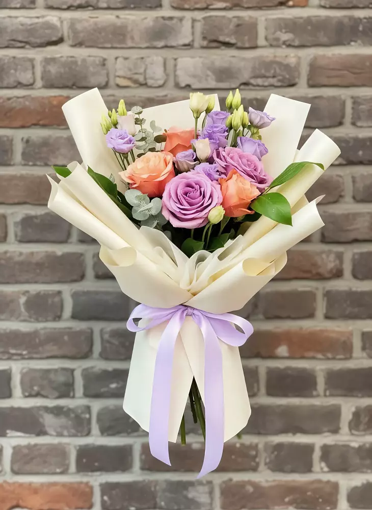 Букет цветов из: Лизиантусы и Розы в Рылеево