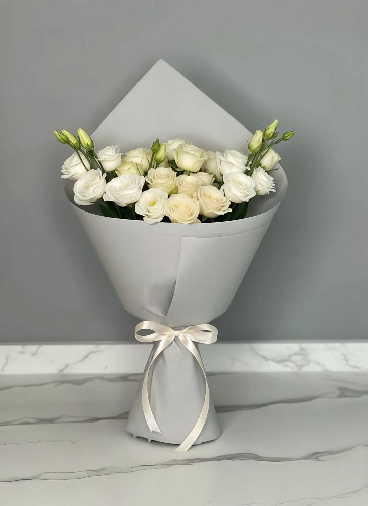 Букет цветов из: Розы и Лизиантусы в Рылеево