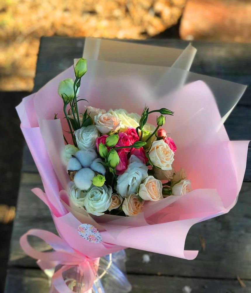 Букет цветов из: Розы и Лизиантусы в Рылеево