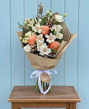 Букет цветов из:  Альстромерии, Лизиантусы, Розы и Хризантемы в Рылеево