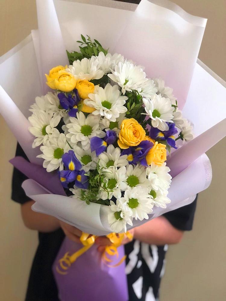 Букет цветов из: Ирисы, Хризантемы и Розы в Рылеево