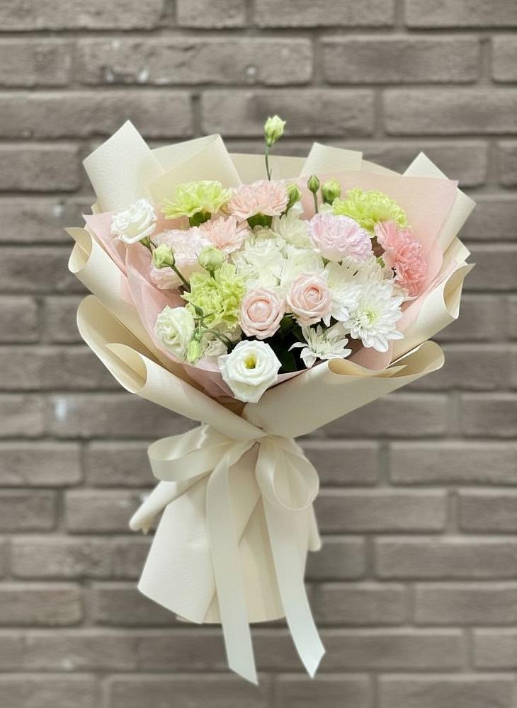 Букет цветов из: Гвоздики, Розы, Лизиантусы и Хризантемы в Рылеево