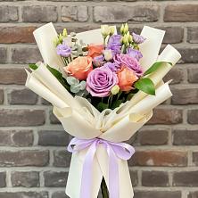 Букет цветов из:  Лизиантусы и Розы в Рылеево