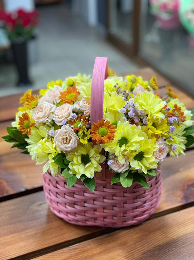 Цветочная композиция из Хризантемы и Розы в корзине в Рылеево