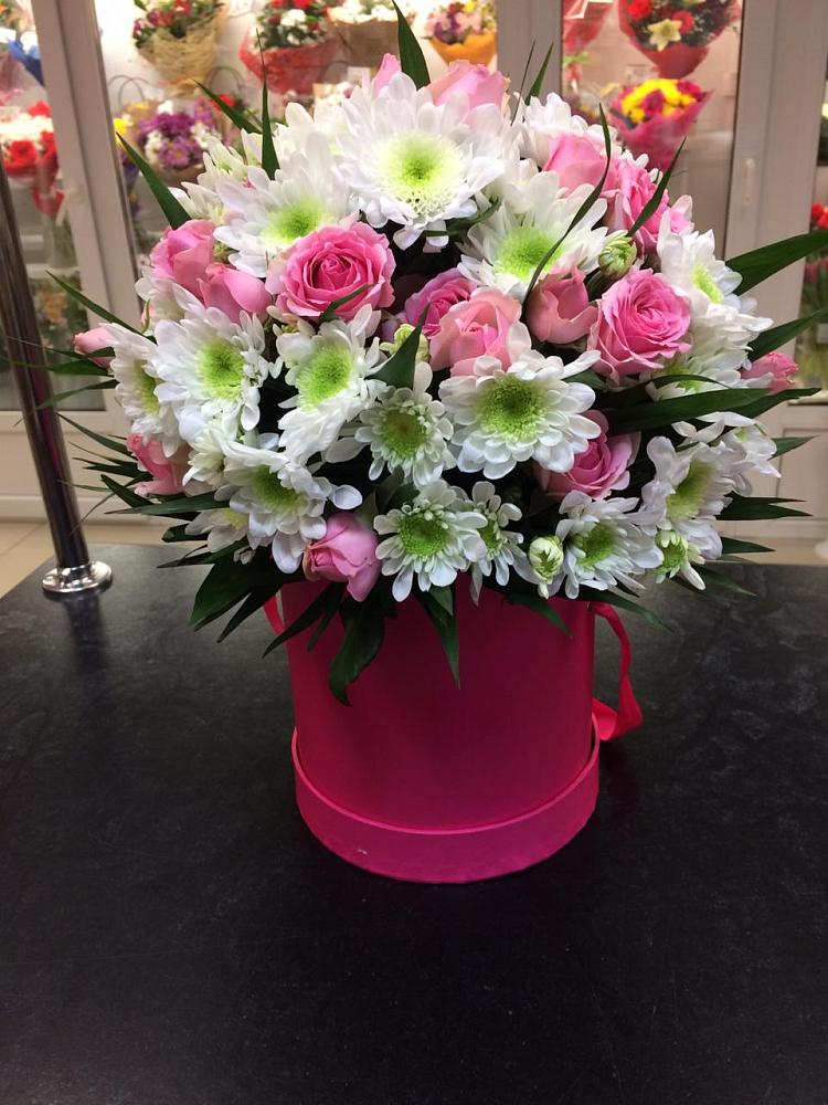 Цветочная композиция из Розы и Хризантемы в шляпной коробке в Рылеево