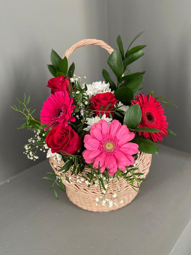 Цветочная композиция из Розы, Хризантемы и Герберы в корзине в Рылеево