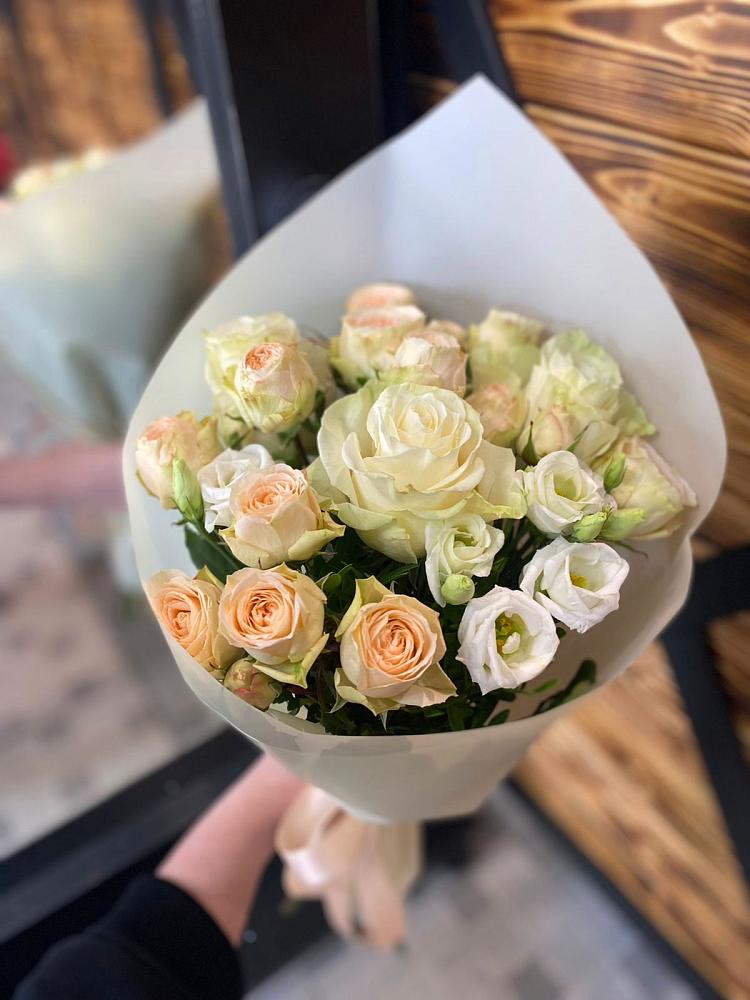 Букет цветов из: Розы и Лизиантусы в Рылеево